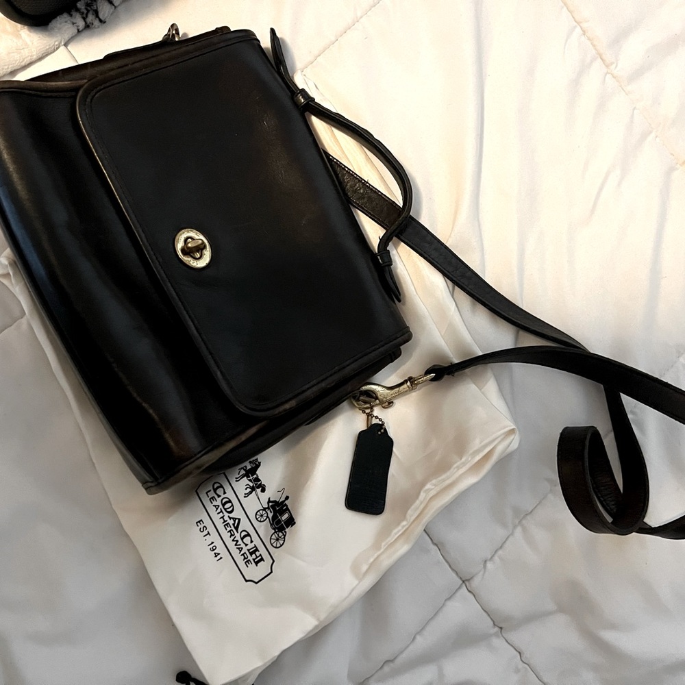 Vintage trending cross body Coach in fair condition zippers work no holes.